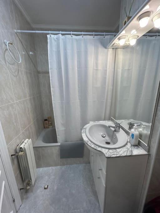 Playa De Berria -Apartamento Con Piscina Y Vistas Al Mar Сантонья Экстерьер фото