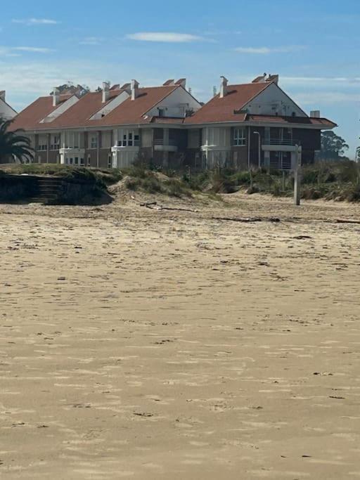 Playa De Berria -Apartamento Con Piscina Y Vistas Al Mar Сантонья Экстерьер фото