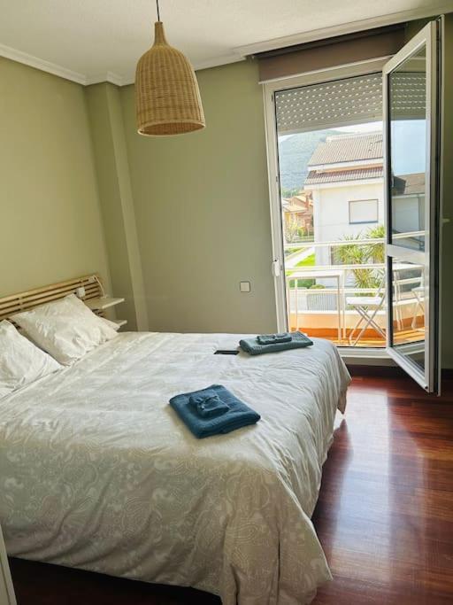 Playa De Berria -Apartamento Con Piscina Y Vistas Al Mar Сантонья Экстерьер фото