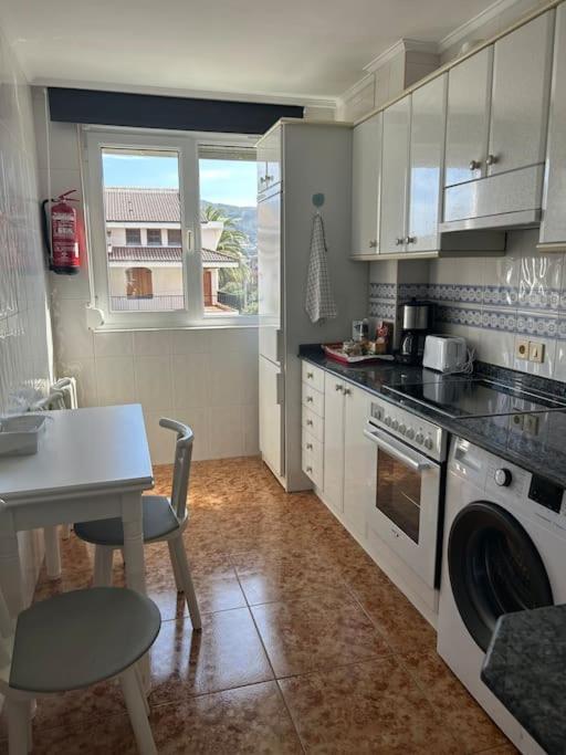Playa De Berria -Apartamento Con Piscina Y Vistas Al Mar Сантонья Экстерьер фото
